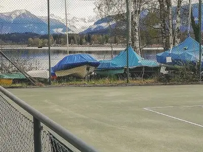 Tennisplatz in neuem Gewand